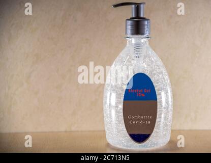 Bouteille de gel d'alcool à 70 %. Cobnate la pandémie Covid-19. Assainir le produit pour usage personnel. Contrôle épidémiologique. Propreté et conservation. CH Banque D'Images