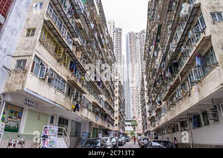 HONG KONG - 2014 MAI : appartements résidentiels bondés dans de grands bâtiments. Banque D'Images