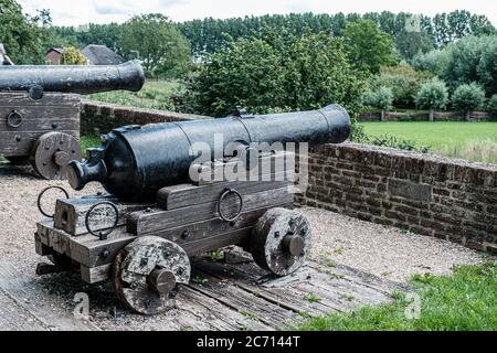 Cannon près du mur de la ville fortifiée de Buren Banque D'Images