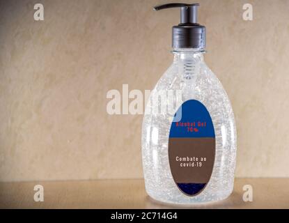 Bouteille de gel d'alcool à 70 %. Cobnate la pandémie Covid-19. Assainir le produit pour usage personnel. Contrôle épidémiologique. Propreté et conservation. CH Banque D'Images