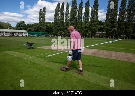 Les spectateurs retournent au club de cricket de Henley pour observer les joueurs de cricket de leur club local jouer à Wargrave alors que la saison commence après le verrouillage du coronavirus, au Royaume-Uni Banque D'Images