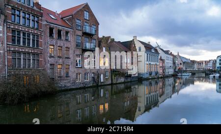 Gand, Belgique - février 2018 : bâtiments médiévaux pittoresques surplombant le port de Graslei sur la rivière Leie, dans la ville de Gand, en Belgique, en Europe. Banque D'Images