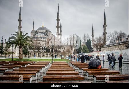 Istanbul, Turquie - 12 janvier 2013 : la Mosquée bleue, Sultanahmet Camii sous la pluie Istanbul Turquie Banque D'Images