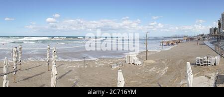 Impressions sur la plage lors d'une journée nuageux à tel Aviv, Israël. Banque D'Images