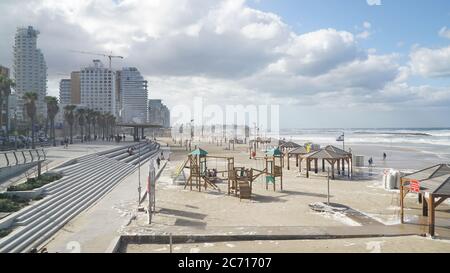 Impressions sur la plage lors d'une journée nuageux à tel Aviv, Israël. Banque D'Images