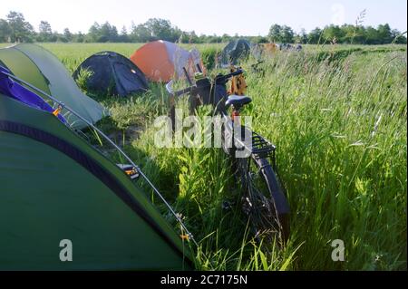 Camp touristique dans le marais. Tentes de camping dans les zones humides. Banque D'Images