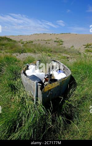 vieux bateau à rames épaté à la plage de weybourne, nord de norfolk, angleterre Banque D'Images