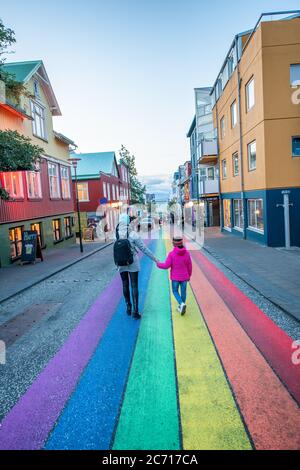 REYKJAVIK, ISLANDE - 10 AOÛT 2019 : route principale de la ville avec arc-en-ciel dans la rue. Banque D'Images