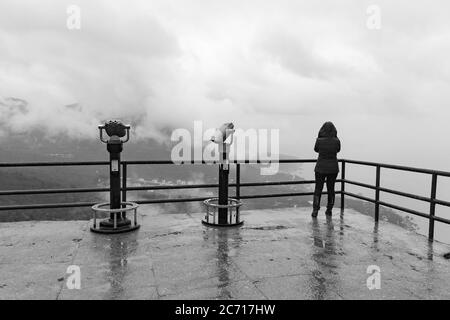 Laspi, Crimée - 26 mars 2017 : fille solitaire observant le paysage côtier du district de Laspi le jour de printemps Banque D'Images