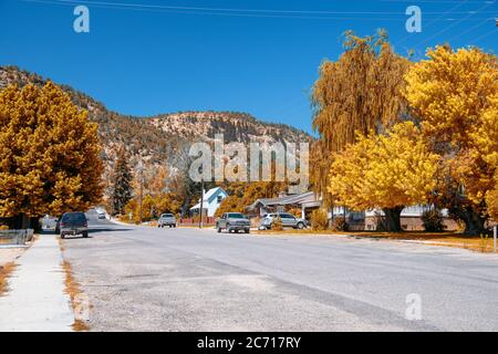 Route de campagne près de Glendale, Utah en automne. Banque D'Images