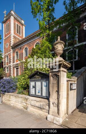 Vue oblique du sud-ouest de l'élévation sud montrant le jardin à gradins. Églises Christopher Wren - St. Andrew by the Warmoire, Londres, Royaume-Uni Banque D'Images