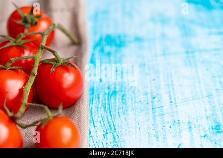 Tomates cerises sur fond bleu Banque D'Images