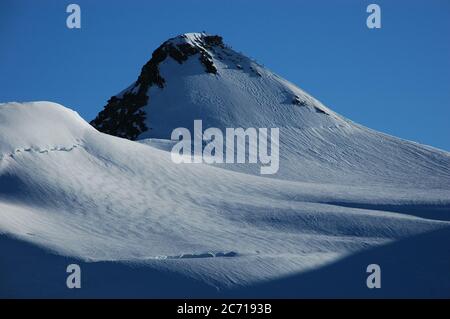 Sommet de Zumstein dans le massif de Monte Rosa, vu du glacier de Lys
