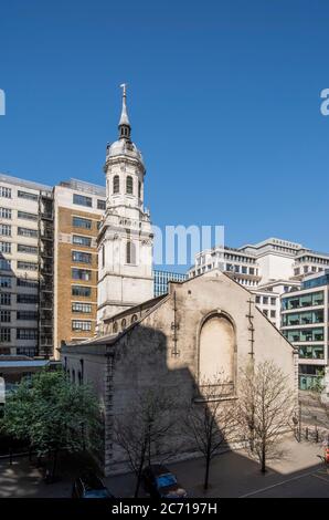 Vue légèrement surélevée de l'est montrant l'extrémité est de l'église et de la flèche. Églises Christopher Wren - Église Saint-Magnus The Martyr, Londres, unité Banque D'Images