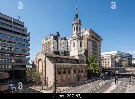 Vue en hauteur depuis l'est montrant l'extrémité est de l'église et la flèche et la position de l'église sur la rue Lower Thames. Adelaide House se dresse derrière Banque D'Images