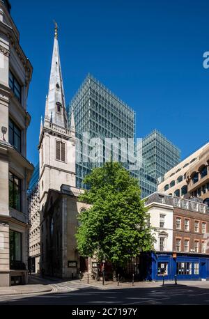 Vue du sud-ouest à Eastscheap montrant la flèche avec la maison vitrée de plantation d'Arup en arrière-plan. Églises Christopher Wren - St. Margaret Patte Banque D'Images