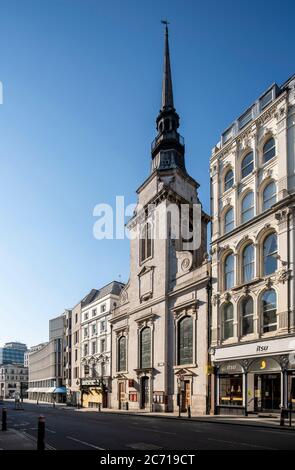 Vue du sud-est, prise dans l'après-midi sur Ludgate Hill regardant vers l'ouest montrant les bâtiments victoriens de chaque côté de l'église. Églises Christopher Wren Banque D'Images