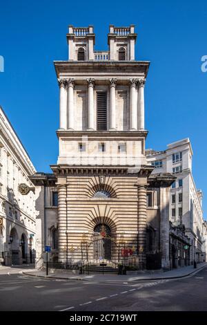 Vue axiale de l'entrée principale, vue à l'est de Lombard Street. Nicholas Hawksmoor - Église St. Mary Woolnoth, Londres, Royaume-Uni. Architecte: Nicho Banque D'Images