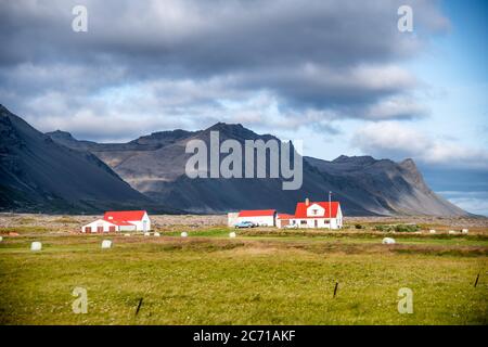 Maisons au toit rouge dans la campagne islandaise. Banque D'Images