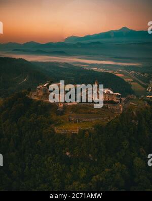 Château de Landskron au coucher du soleil en été près de Villach, Autriche Banque D'Images