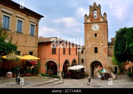 Gradara,Marche,Italie.accès au village médiéval de Gradara célèbre pour son château qui a été le cadre de l'histoire d'amour de Paolo et Francesca. Banque D'Images