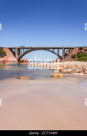 Pont sur la rivière Steenbras qui coule des montagnes Hottentots-Holland dans la baie de Gordons, le Cap, Afrique du Sud Banque D'Images