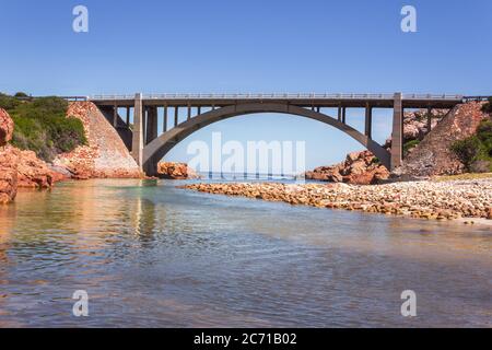 Pont sur la rivière Steenbras qui coule des montagnes Hottentots-Holland dans la baie de Gordons, le Cap, Afrique du Sud Banque D'Images
