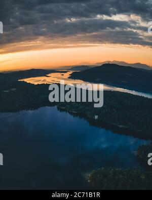vue aérienne du lac woerthersee en été au lever du soleil Banque D'Images
