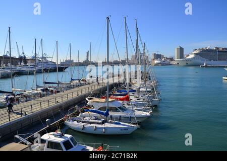 Gênes,Ligurie,Italie,Marina del Porto Antico. Un quai de Porto Antico Marina et en arrière-plan le phare de Lanterna et le gratte-ciel de Matitone. Banque D'Images