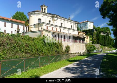 Trezzo d Adda, Milan, Lombardie, Italie: Vieux bâtiments le long du cyclable Martesana Banque D'Images