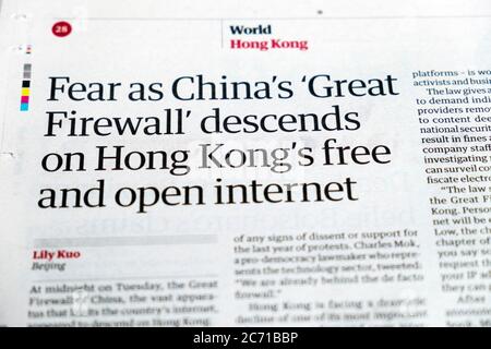 « Fear as China's Great Firewall » descend sur le titre de journal gratuit et ouvert de Hong Kong dans le Guardian London England UK 8 juillet 2020 Banque D'Images