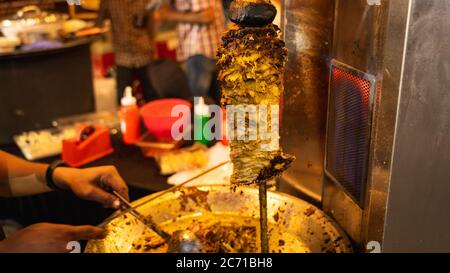 Poulet grillé dans une brochette rotative lors d'un festival de nourriture pour servir Shawarma Banque D'Images