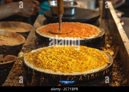 Variétés de dosas cuites dans un comptoir lors d'un festival de nourriture Banque D'Images