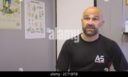 Andy Senior, un massothérapeute sportif à AS Therapy and Fitness à Leeds, qui a ouvert ses portes lundi. Les bars à ongles, les salons de beauté, les ateliers de tatouage et de massage, les entreprises de physiothérapie, les spas et les services de perçage peuvent rouvrir dans la dernière levée des restrictions en Angleterre. Voir PA Story SANTÉ coronavirus. Le crédit photo devrait se lire comme suit : Richard McCarthy/PA Wire Banque D'Images