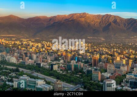 Vue panoramique sur le quartier de Providencia avec la chaîne de montagnes Los Andes à Santiago du Chili, en Amérique du Sud Banque D'Images