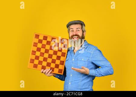 Championnat. Stratégie, gestion ou concept de leadership. Jouer aux échecs sur le plateau. Jeu logique de carte. Homme jouant aux échecs. Retour à l'école. pièces d'échecs et planche. Jeu de réussite de la compétition. Banque D'Images