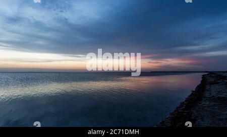 scène nocturne sur la mer. Paysage après coucher de soleil sur la mer Banque D'Images