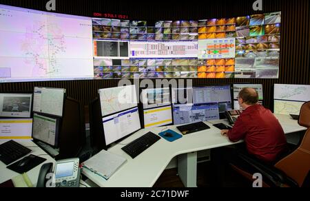 09 juillet 2020, Saxe, Dresde: Vue sur le centre de contrôle de tunnel de l'Autobahnmeisterei Dresden lors d'un événement médiatique sur le nouveau système de centre de contrôle électronique pour les agences et les propriétés de mise en réseau de l'Autobahn GmbH. Le centre de contrôle électronique moderne de la ÇIntelligent AutobahnÈ sera construit au dépôt d'entretien de l'autoroute Dresden-Hellerau. À l'avenir, le centre d'exploitation du réseau reliait tous les bureaux d'entretien et les propriétés de l'autoroute à l'échelle nationale. Un excellent réseau numérique est indispensable pour plus de sécurité du trafic et moins de congestion. Photo: Robert Michael Banque D'Images