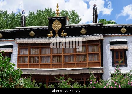 Vue sur la façade du monastère de Leh, objets dans la vallée de l'Indus Ladakh - Inde Banque D'Images