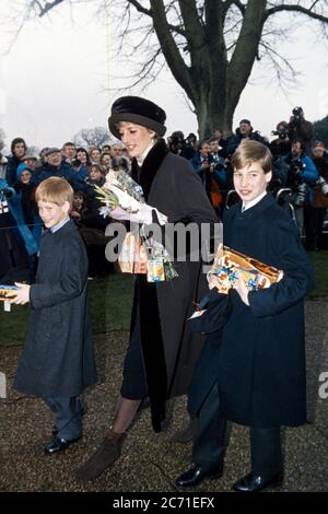 La princesse Diana avec le prince William et le prince Harry le jour de Noël à Sandringham 1994. Banque D'Images