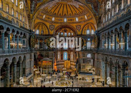 ISTANBUL, TURQUIE - 08 AVRIL 2011 : Sainte-sophie est le monument de renommée mondiale d'Istanbul, Turquie, qui a vu la vie comme une église, une mosquée et un musée. Banque D'Images