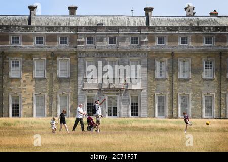 La maison Petworth House, West Sussex, du National Trust, accueille ses visiteurs après l'isolement du coronavirus. Cette semaine, la National Trust rouvrira sept de ses 200 maisons historiques dans le cadre d'un projet pilote visant à garantir que les mesures mises en place permettent aux gens d'explorer et de profiter des propriétés en toute sécurité tout en observant les distances sociales et les mesures de sécurité, y compris les systèmes à sens unique, en limitant la capacité et en réservant à l'avance. Banque D'Images