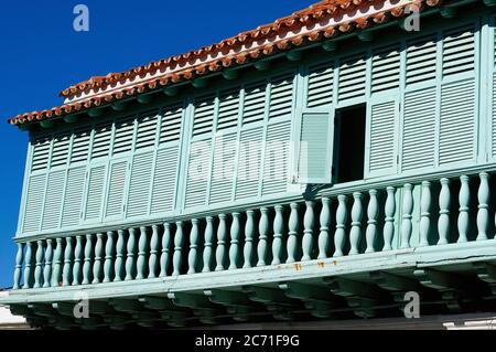 Construction coloniale avec balcons bleus à Trinidad, Cuba Banque D'Images