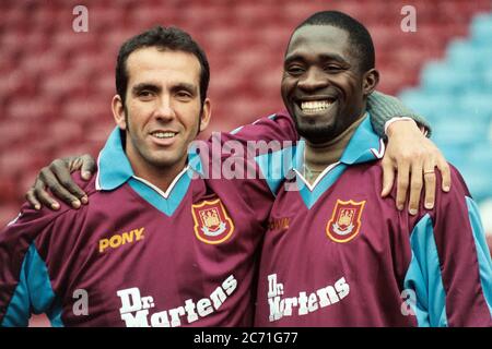 Paolo Di Canio et Marc Vivien foe de West Ham Unis Banque D'Images