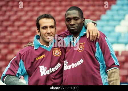 Paolo Di Canio et Marc Vivien foe de West Ham Unis Banque D'Images