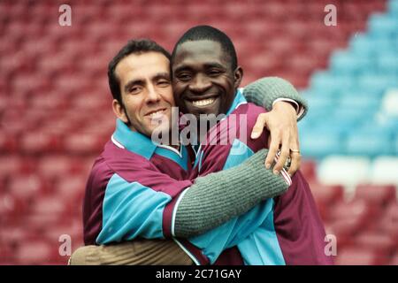 Paolo Di Canio et Marc Vivien foe de West Ham Unis Banque D'Images