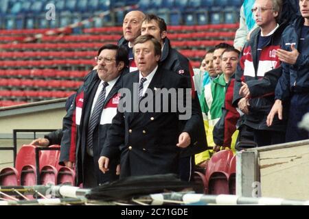 Ricky Tomlinson pendant le tournage comme il joue Mike Bassett directeur de l'Angleterre au stade Wembley, Londres 1998 Banque D'Images