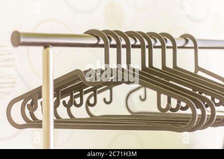 Vider les cintres en plastique sur une tige en métal.mise au point sélective. Banque D'Images