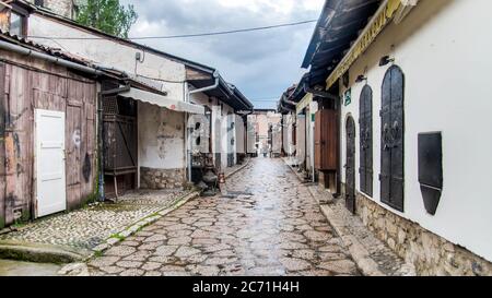 SARAJEVO, BOSNIE-HERZÉGOVINE - 1er mai 2014 : rue avec boutiques vendant des souvenirs à Bascarsija dans le quartier de la vieille ville Banque D'Images