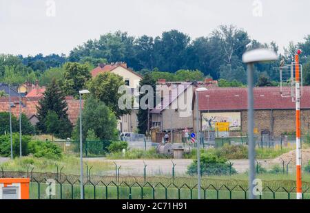 02 juillet 2020, Brandebourg, Schönefeld/OT Selchow: Bâtiments résidentiels et commerciaux dans le village près de la clôture à l'extrémité de la piste nord de l'aéroport. Photo: Soeren Stache/dpa-Zentralbild/ZB Banque D'Images